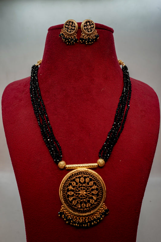 Anaar – Thewa Garnet Glass Pendant Set