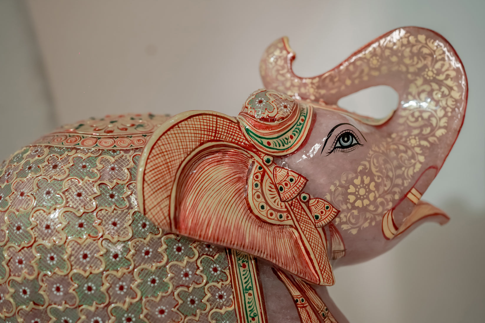 Exquisite Rose Quartz Elephant – Handcrafted Gemstone Décor